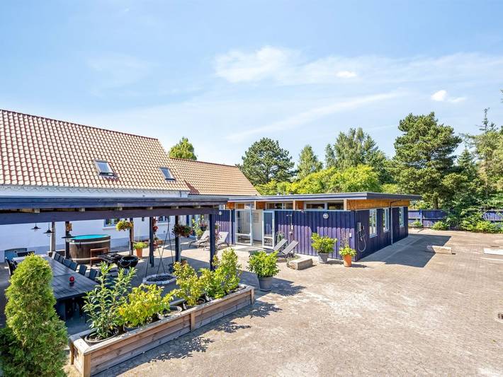 Ferieudlejning for 20 personer, med terrasse og pool i Falster