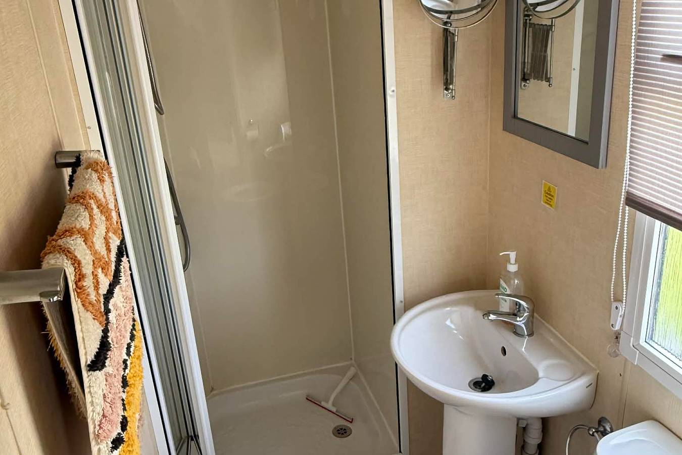 Chalet Sleeps 6 with Lake Views Parking in Skegness, Lincolnshire