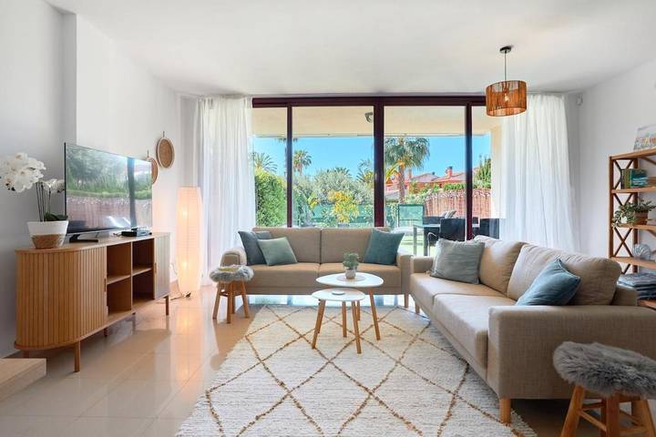 Bungalow para 4 personas, con piscina además de jardín y balcón en Campello