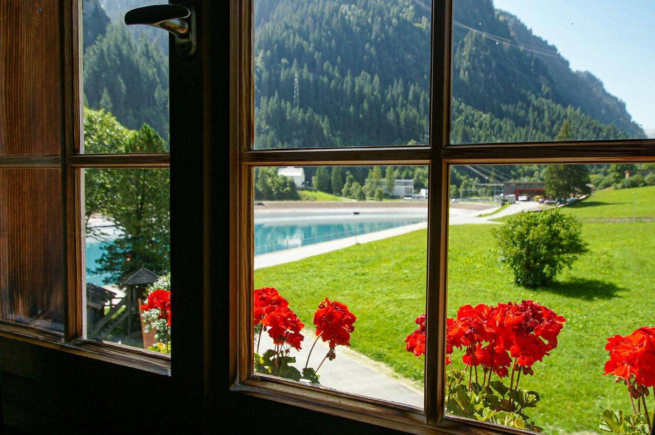 Twin Room in Safiental, Lepontinische Alpen