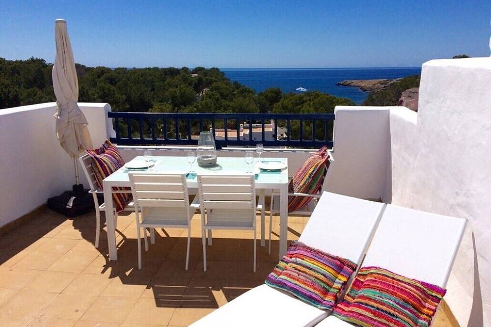 Ganze Wohnung, Authentisch mediterranes Penthouse mit Meerblick und eigenem Pool in Cala Tarida, Sant Josep de sa Talaia