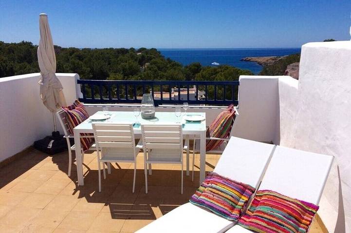 Ganze Wohnung, Authentisch mediterranes Penthouse mit Meerblick und eigenem Pool in Cala Tarida, Sant Josep de sa Talaia