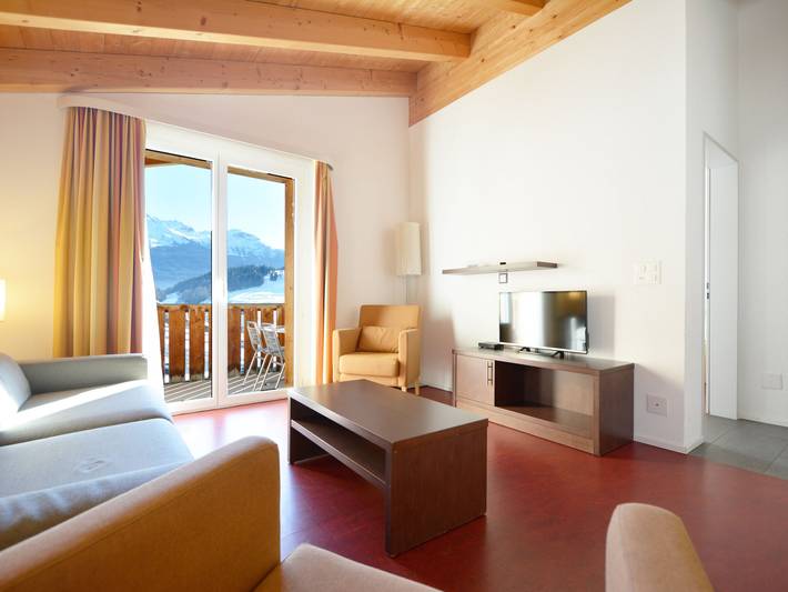 Ferienwohnung für 6 Personen, mit Balkon und Terrasse sowie Garten und Ausblick in Graubünden - 2