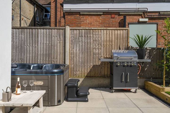 Ferienhaus für 10 Personen, mit Balkon und Garten sowie Whirlpool, mit Haustier in Poole