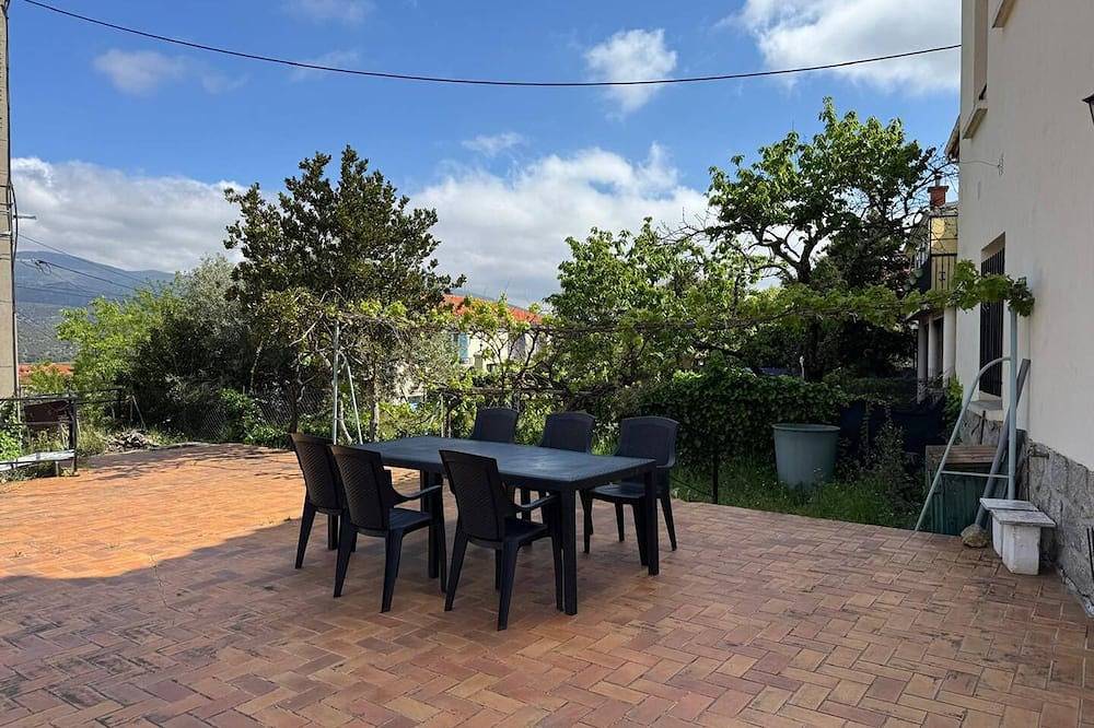 Entire apartment, T3 entièrement climatisé avec jardin, place de parking et belle terrasse à Prades in Prades, Prades region