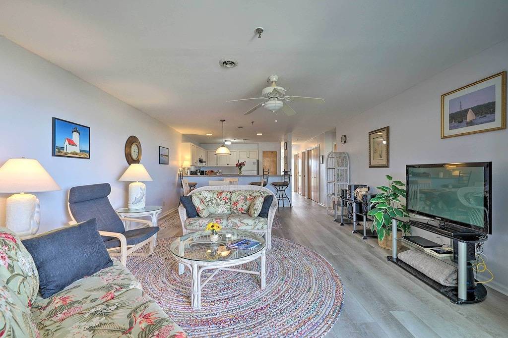 Ganze Wohnung, Oak Island Beachfront Condo w/ Community Pool in Oak Island (NC), Brunswick County