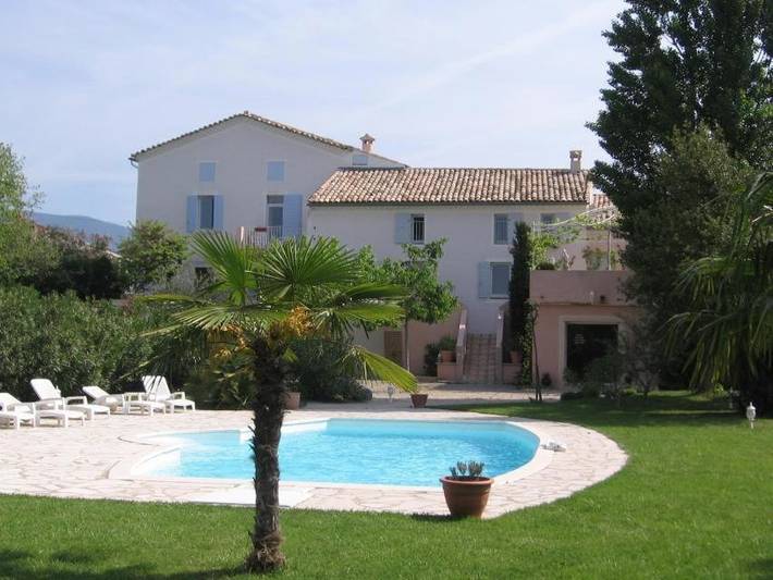Hôtel pour 5 personnes, avec sauna et jacuzzi ainsi que jardin et piscine
