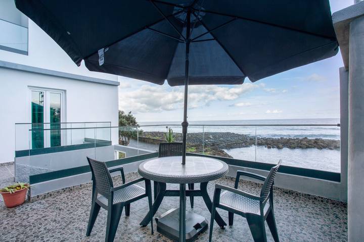 Entire apartment, Apartment 'Beach Front Flat' with Sea View, Private Terrace and Wi-Fi in São Vicente (Madeira), Madeira