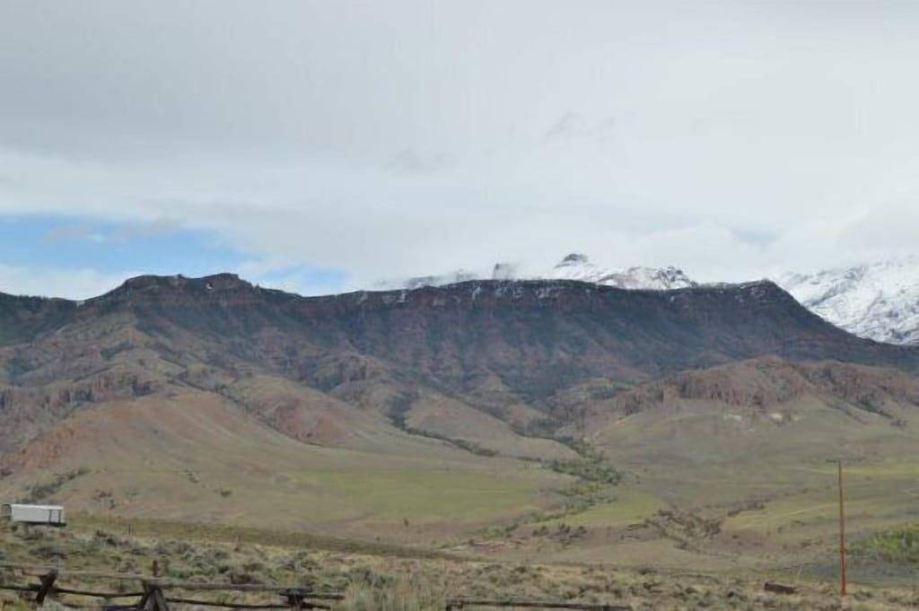 Ganze Wohnung, Ruhige Bergunterkunft mit herrlichem Blick in der Nähe des Yellowstone-Nationalparks in Wapiti, Absaroka Range