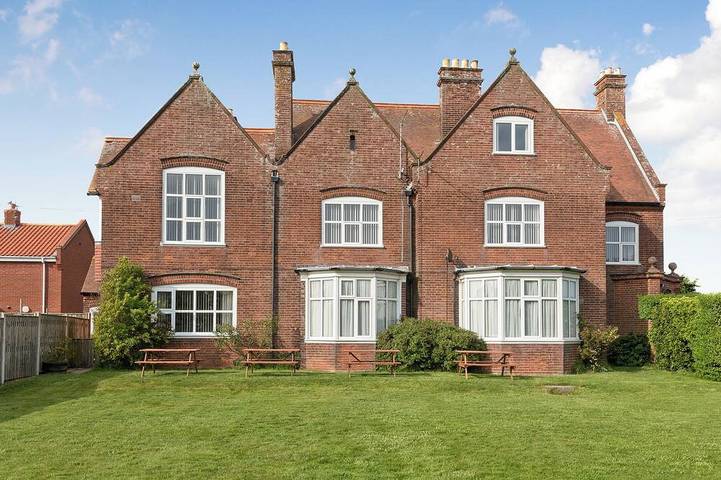 Cottage for 17 people, with hot tub and garden in Norfolk