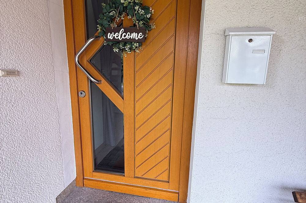 Ganze Wohnung, Klimatisierte frisch renovierte Maisonette-Whg + Wallbox (perfekte Lage in Horn) in Horn-Bad Meinberg, Kreis Lippe