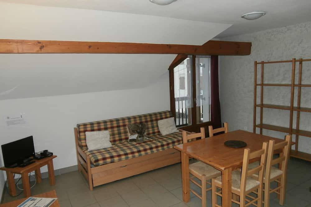 Entire apartment, Just 5 minutes from the Domaine des Sybelles! Fully equipped apartment with view. in Saint-Colomban-des-Villards, Saint-Jean-de-Maurienne region