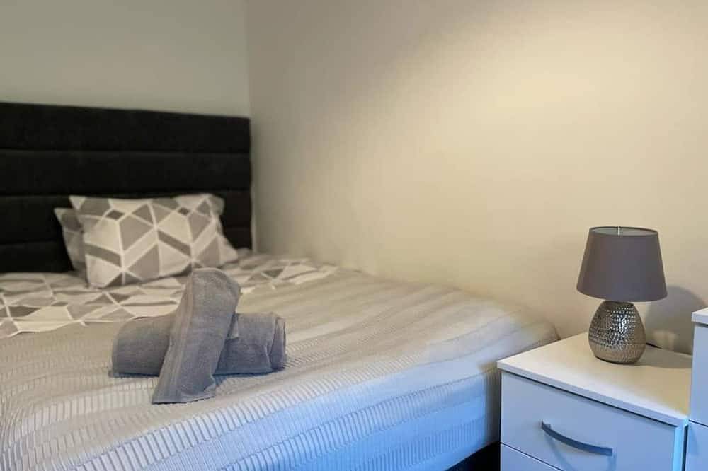 Clean and Secure Contractor Housing *free parking* in Luton, Chiltern Hills