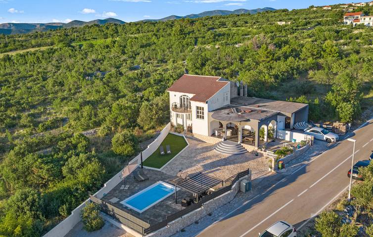 Ferienhaus für 12 Personen, mit Terrasse und Pool, mit Haustier in Primosten