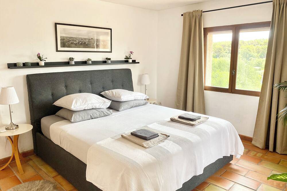 Peaceful 5 Bedroom Villa with a studio pool house and large pool. in Roquefort-les-Pins, Cannes region