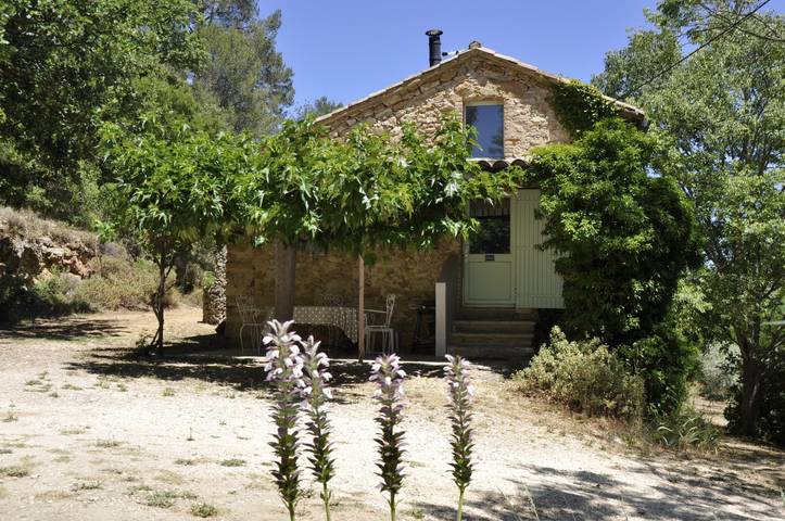 Gîte pour 2 personnes, avec terrasse ainsi que piscine et jardin à Goudargues
