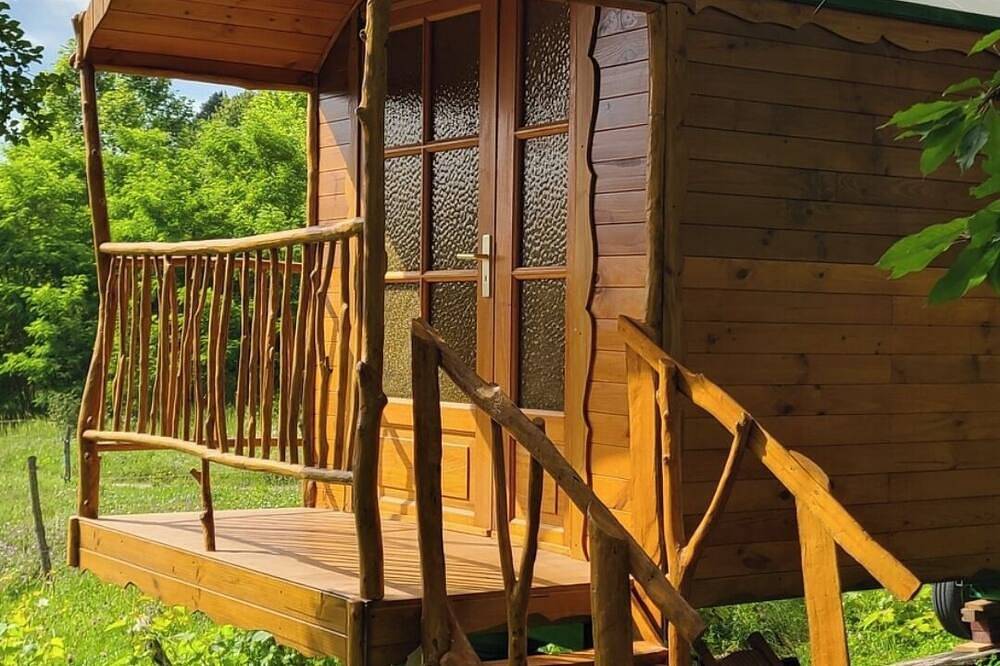 Roulotte et Spa en Pleine Nature Calme et Sérénité Pour un Séjour Ressourçant in Forcalquier, Parc naturel régional du Luberon