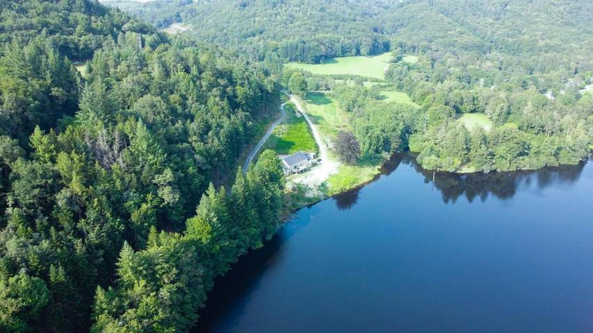 Location de vacances pour 4 personnes, avec vue ainsi que jardin et vue sur le lac à Saint-Hilaire-les-Courbes - 4