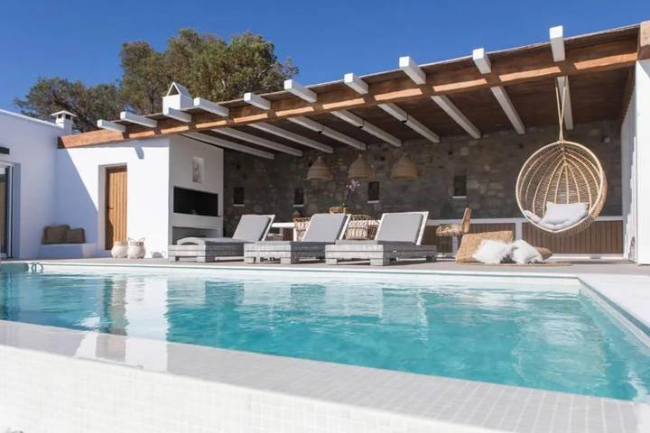 Villa for 6 people, with balcony and garden as well as hot tub in Mykonos