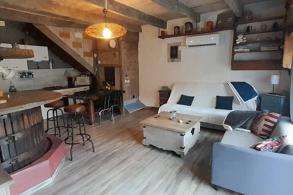 Le Pressoir, charmante petite maison de 65m2 restaurée dans un ancien pressoir. in Saint-Julien-de-Coppel, Parc Naturel Régional Livradois-Forez