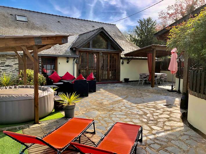 Gîte pour 6 personnes, avec jacuzzi et piscine, adapté aux familles dans Mayenne