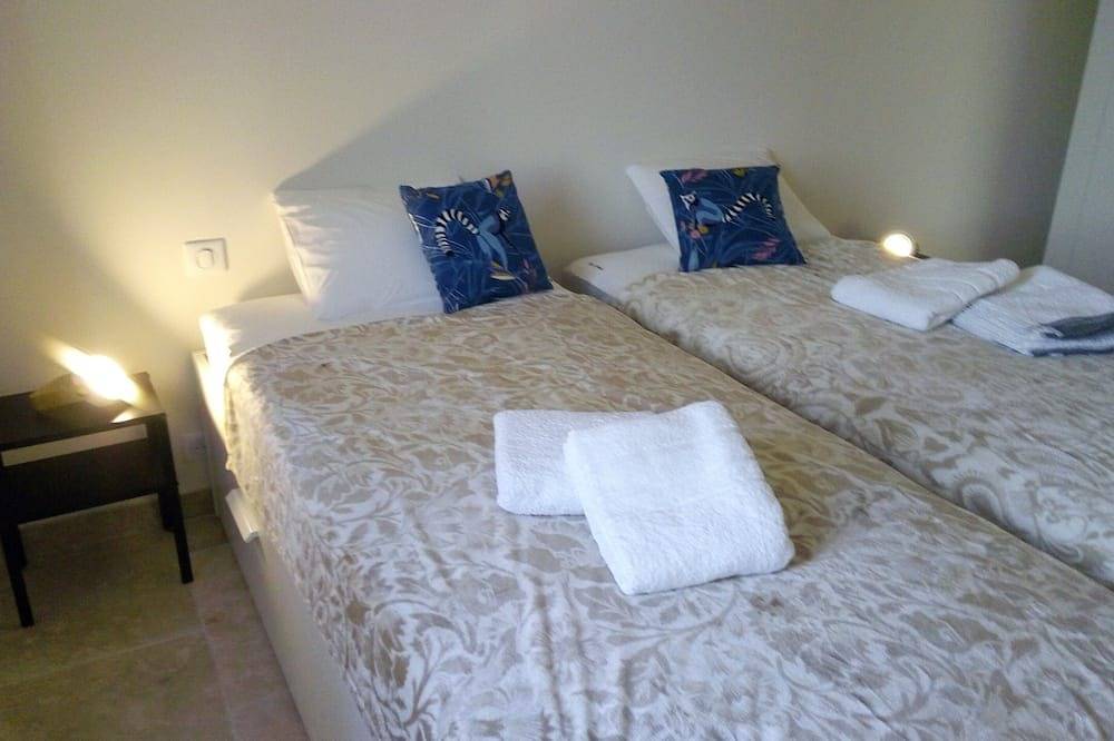 Rasteau, vacation villa with 3 bedrooms and heated pool in Rasteau, Vaucluse