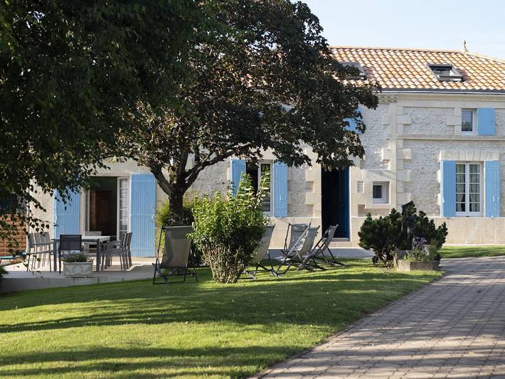 Gîte pour 10 personnes, avec jardin ainsi que terrasse et piscine à Semoussac