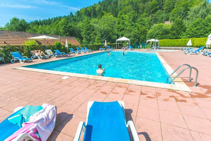 Parc de vacances pour 4 personnes, avec Terrasse et Jardin ainsi que Piscine et Sauna en Alsace