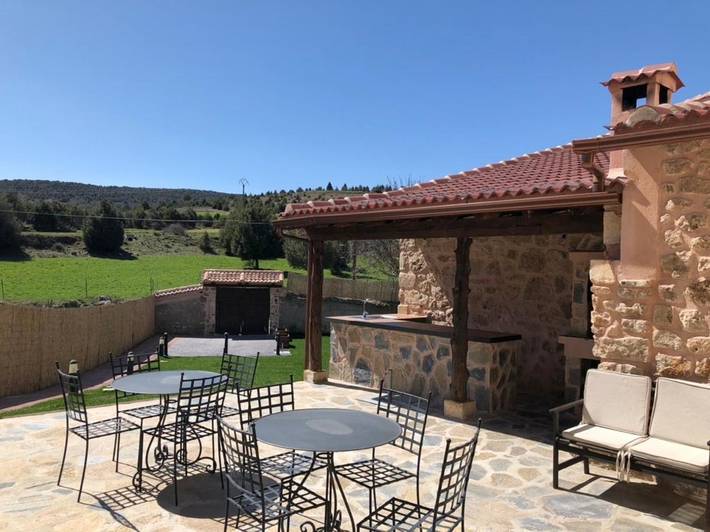 Casa rural para 18 personas, con Balcón y Jacuzzi además de Terraza y Jardín en Prádena
