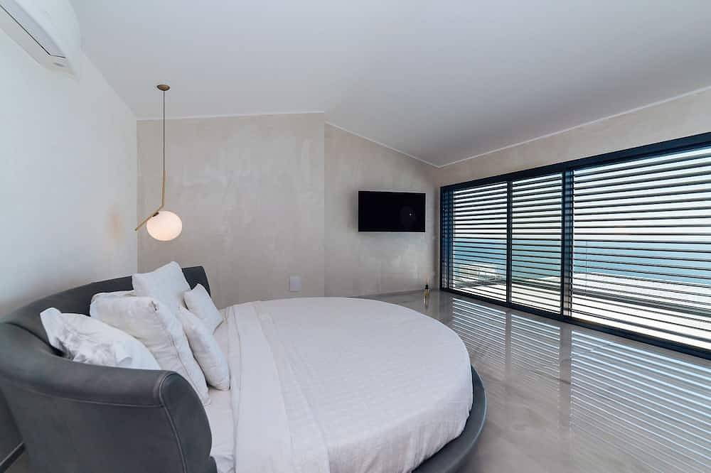 Villa Sabrina Riviera dei Fiori a Picco sul Mare with Pool, Wellness & Spa in Oneglia, Imperia