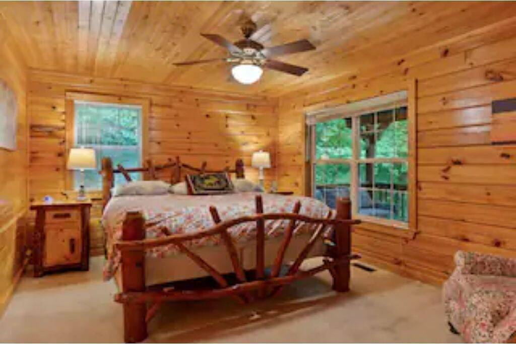 Spacious Retreat on Dale Hollow! Walking distance to Safe Harbor Wisdom Dock. in Dale Hollow Lake