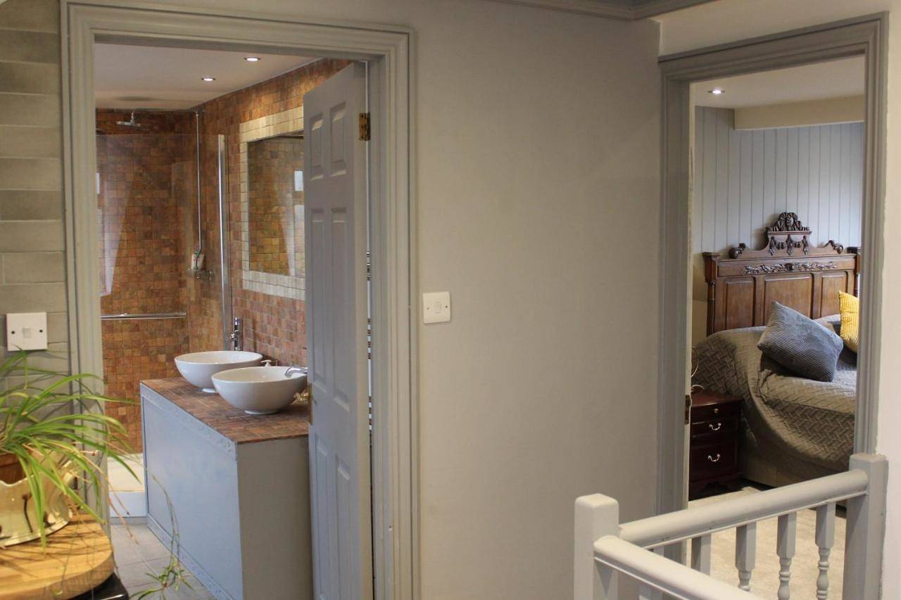 Double or Twin Room with Bathroom in Glastonbury, Somerset