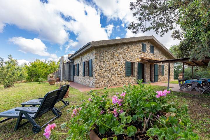 Geheel appartement, Appartement 'La Sassetta - Collina' met privé-tuin in Bibbona, Etruskische kust