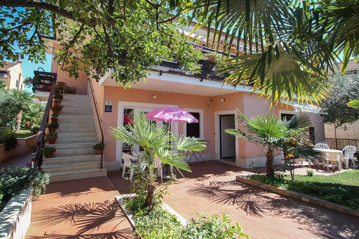Ganze Wohnung, Idyllisches Apartment nur 400 Meter zum Strand mit privater Terrasse, Grill, Klima in Novigrad, Umag und Umgebung