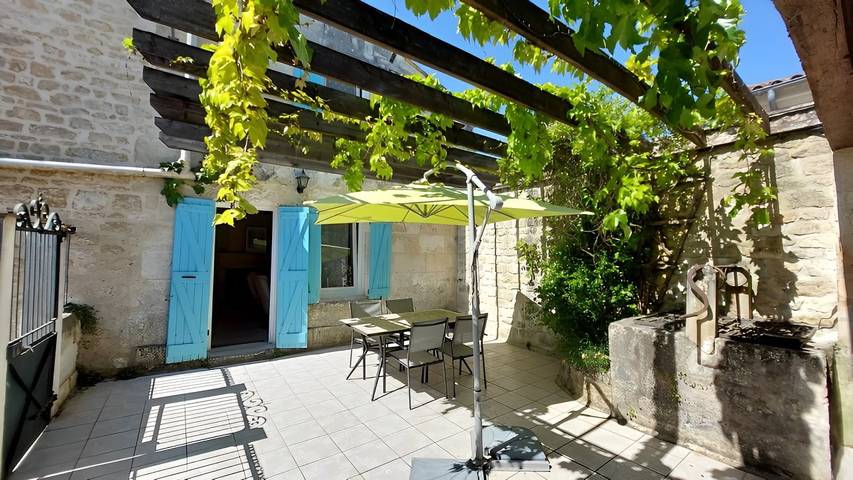 Gîte pour 8 personnes, avec piscine et terrasse à Crazannes