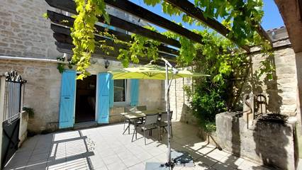 Gîte pour 8 personnes, avec piscine et terrasse à Crazannes