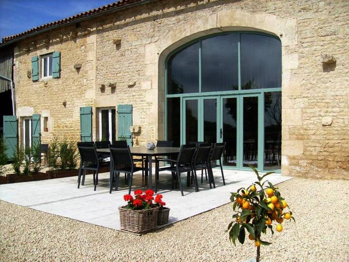 Chambre d’hôte pour 3 personnes, avec Terrasse et Jardin ainsi que Piscine et Vue à Lorigné