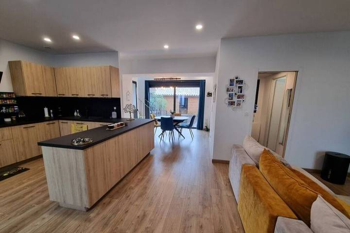 Townhouse with a terrace and free parking near shops in Périgueux, Périgord Blanc