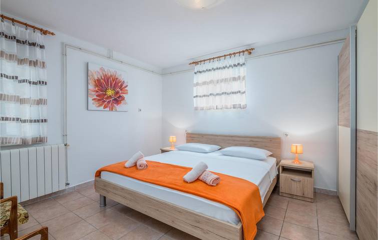 Ganze Ferienwohnung, Modernes Apartment mit Terrasse, WLAN und Parkplatz in der Nähe des Strandes Vela Plaža in Baska, Krk