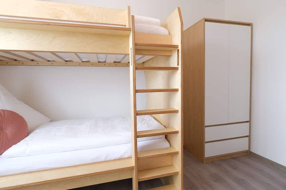 Ganze Wohnung, Helle Ferienwohnung (105qm) mit großer Küche und Parkplatz in Sinzing, Ostbayern
