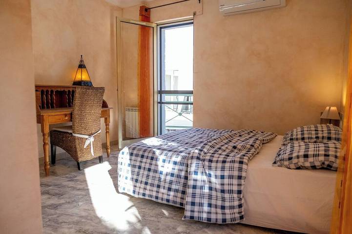 Location de vacances pour 7 personnes, avec jardin et terrasse, animaux acceptés dans Plage de la Madrague (Giens) - 4