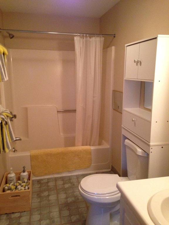 Ganze Wohnung, Gemütliche Wohnung mit wunderschönem Blick auf den Lake Winni. Zwei Minuten zu Fuß zum Konzert. in Gilford, Lake Winnipesaukee