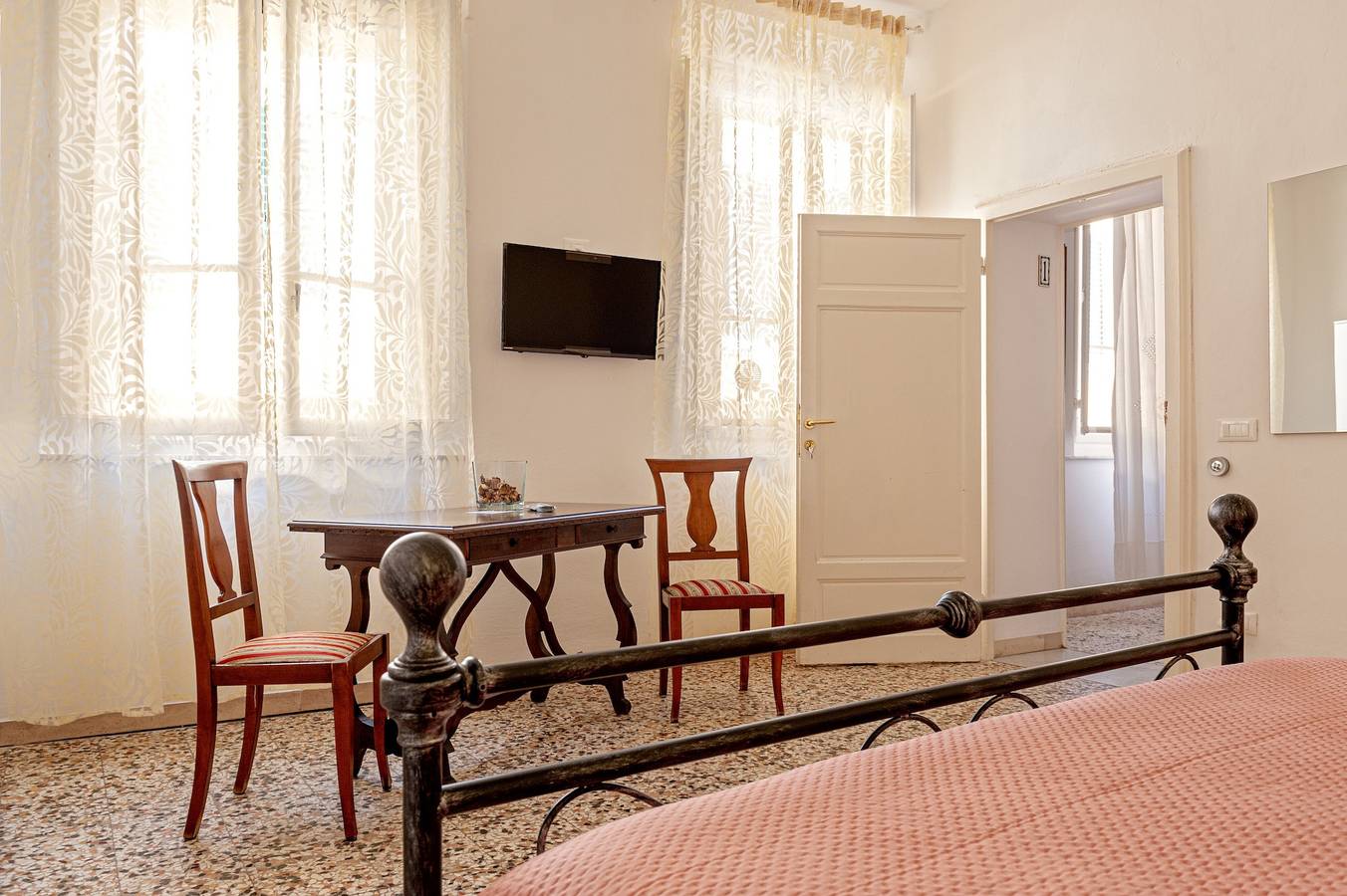 Entire apartment, Apartment 'Gate Centro' with Private Terrace, Wi-Fi and Air Conditioning in Pisa, Italian Riviera