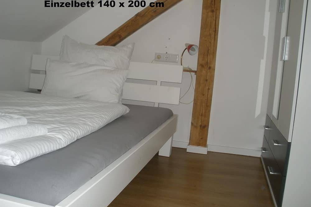 Ganze Wohnung, Nelke -  Ferienwohnungen Flora, kleines Apartment unter dem Dach in Bad Windsheim, Steigerwald