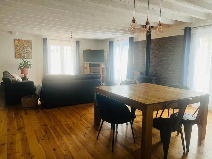 Location de vacances pour 6 personnes, avec terrasse et vue ainsi que piscine et jardin, animaux acceptés à Cazalrenoux - 2