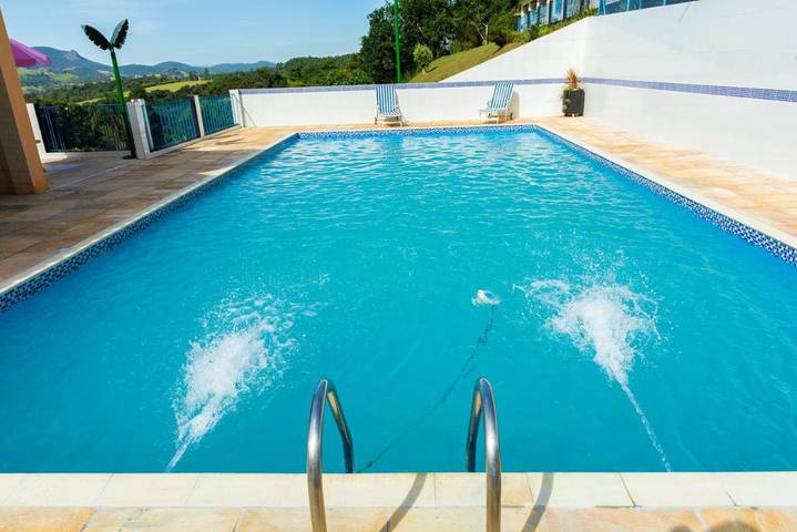 Pousadas para 8 pessoas, com vista para o lago e vista e ainda jardim and piscina em Vargem