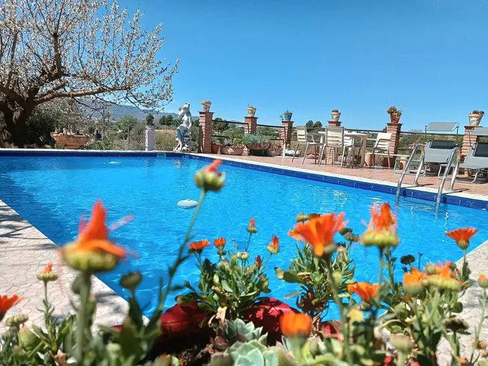 Casa de vacaciones para 9 personas, con jardín además de piscina y vistas, Se admiten mascotas - 1