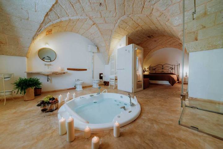 Agriturismo per 3 persone, con Idromassaggio e Terrazza nonché Giardino e Piscina a Fasano