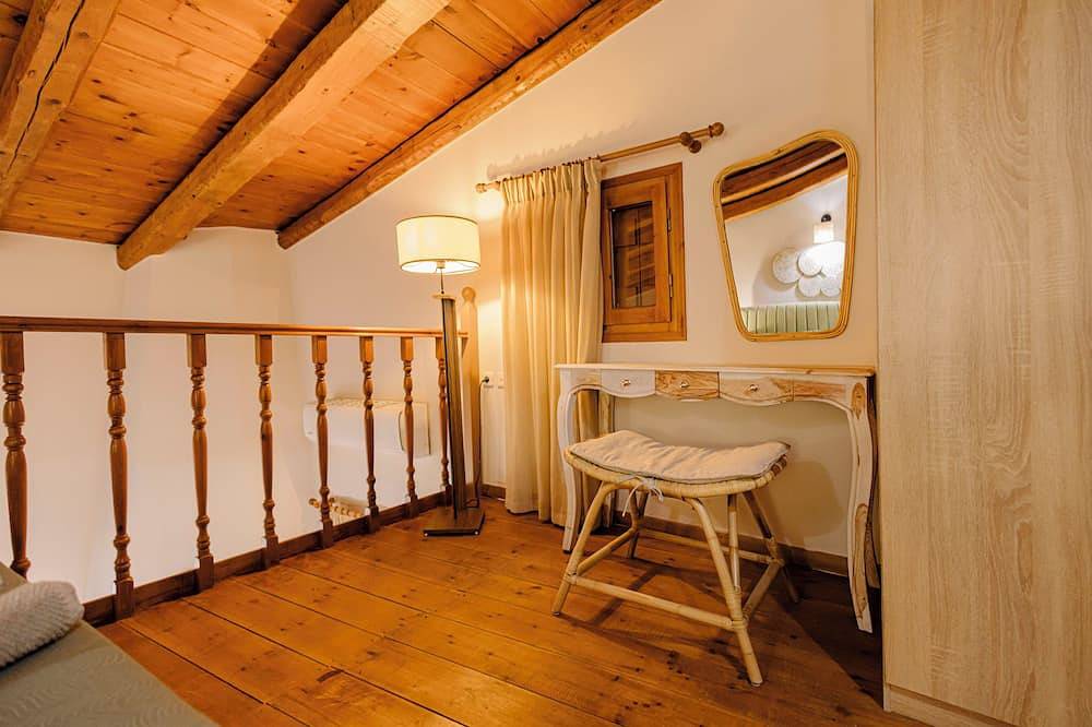 Authentic cretan village cottage, mountain views, local host, 2 min to wineries in Iraklio-Heraklion und Umgebung