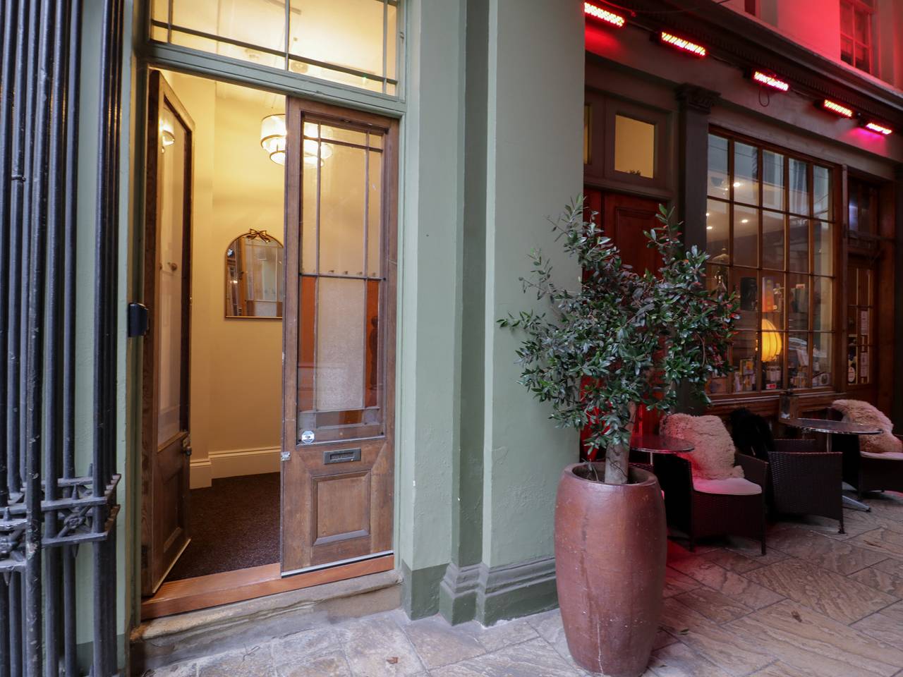 Entire apartment, 12 Montpellier Arcade in Cheltenham, Gloucestershire